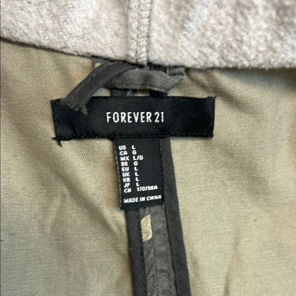 🎉HP🎉 Forever 21 Camo Utility Jacket with Grey Sleeves - Picture 6 of 6